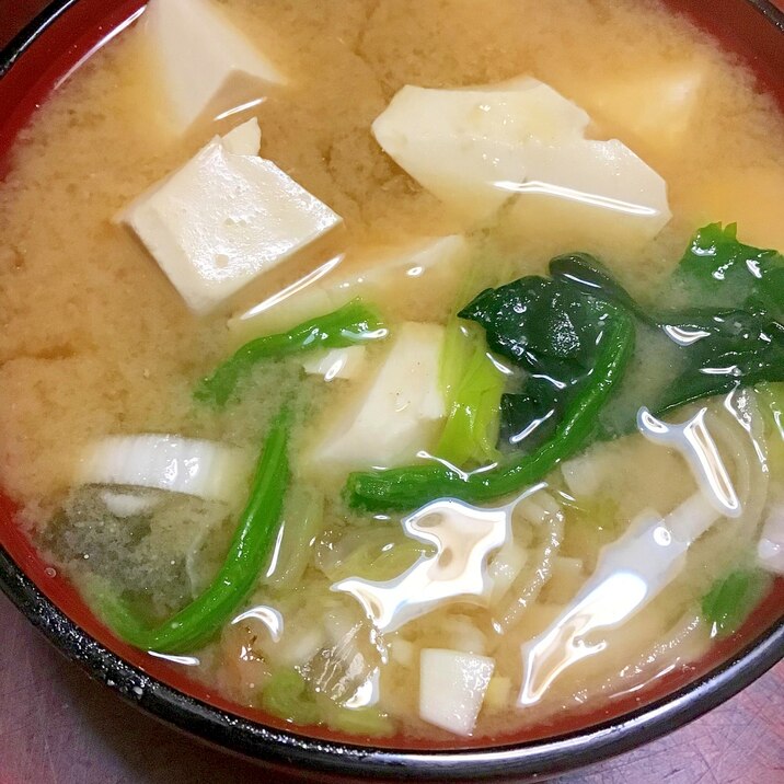豆腐と里芋とほうれん草の味噌汁。